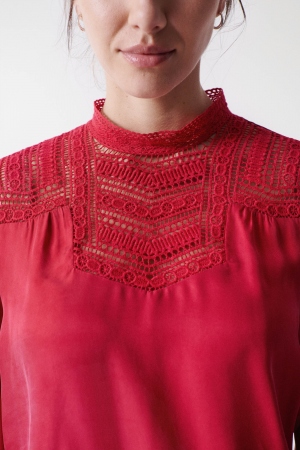 BLUSA ROJA ENCAJE 2