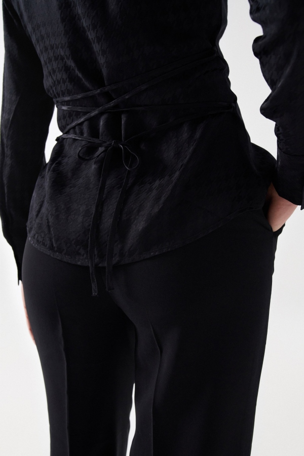 CAMISA SATINADA NEGRA 2