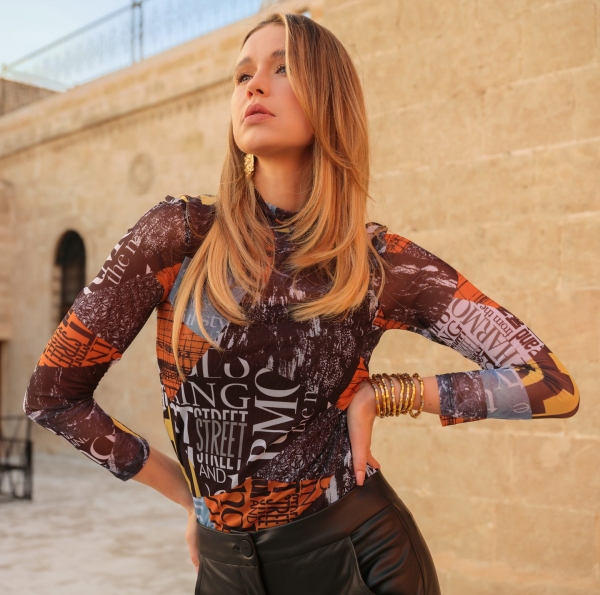 CAMISETA CUELLO ALTO NEWSPAPER CAMISETA CUELLO ALTO NEWSPAPER