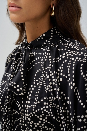 BLUSA NEGRA ESTAMPADO... 2