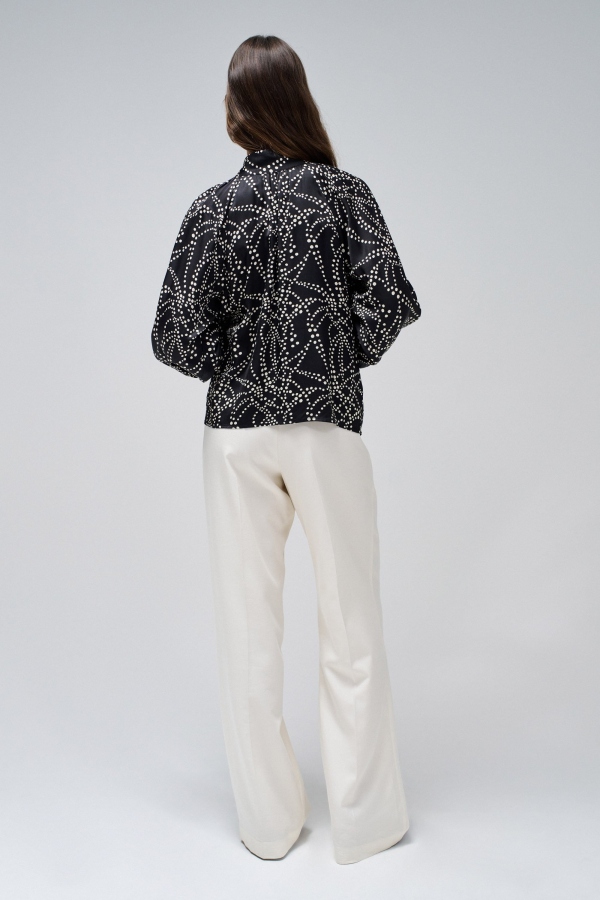 BLUSA NEGRA ESTAMPADO LUNARES BLANCOS BLUSA NEGRA ESTAMPADO LUNARES BLANCOS