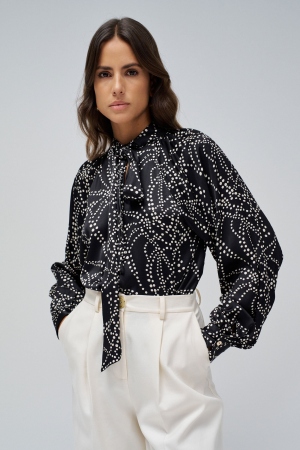 BLUSA NEGRA ESTAMPADO...