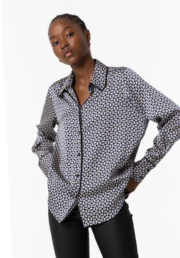 CAMISA SATINADA ESTAMPADO GEOMÉTRICO CAMISA SATINADA ESTAMPADO GEOMÉTRICO