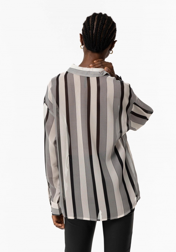 CAMISA DE RAYAS BLANCAS Y NEGRAS CAMISA DE RAYAS BLANCAS Y NEGRAS