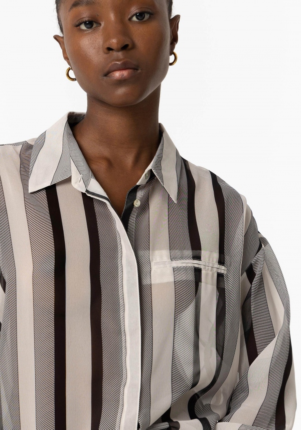 CAMISA DE RAYAS BLANCAS Y NEGRAS CAMISA DE RAYAS BLANCAS Y NEGRAS