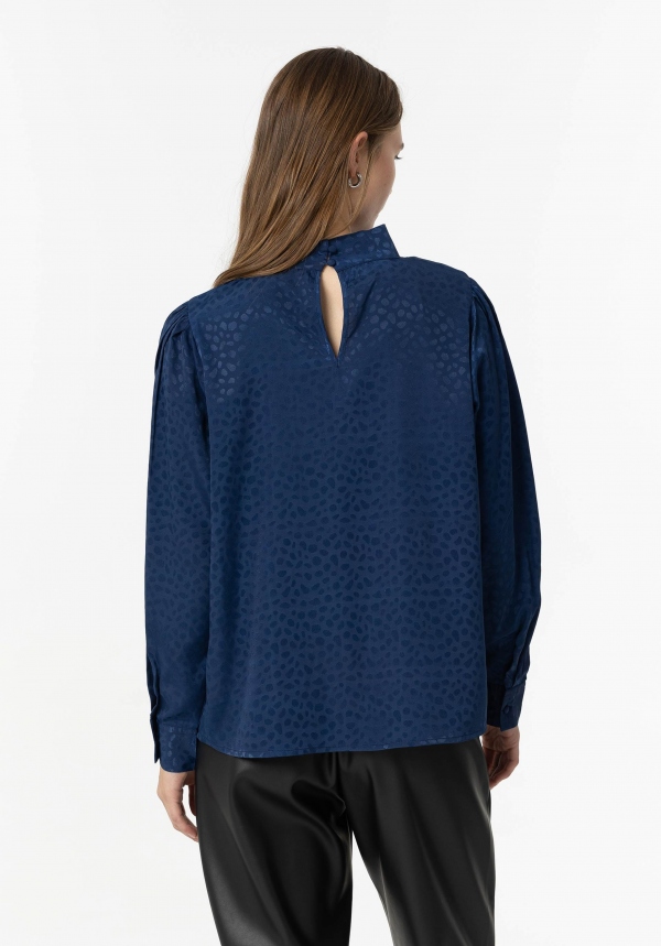 BLUSA ESTAMPADO SATINADO AZUL MARINO BLUSA ESTAMPADO SATINADO AZUL MARINO