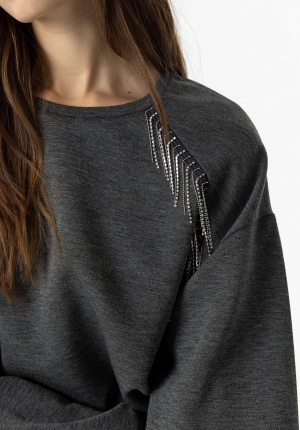 SUDADERA GRIS CON PEDRERÍA 2