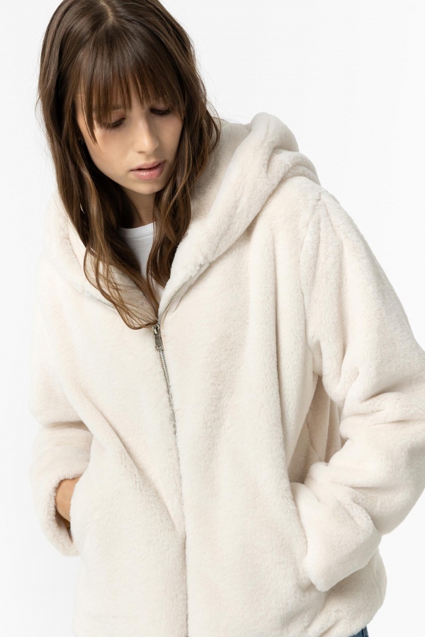 ABRIGO CORTO BLANCO DE PELO CON CAPUCHA