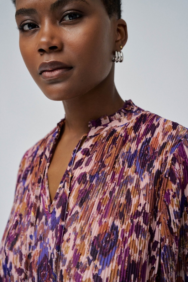 VESTIDO PLISADO MORADO CON CINTURÓN VESTIDO PLISADO MORADO CON CINTURÓN