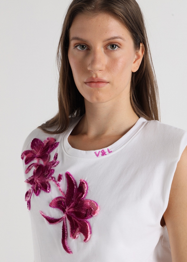 CAMISETA BLANCA FLORAL CON PEDRERÍA CAMISETA BLANCA FLORAL CON PEDRERÍA