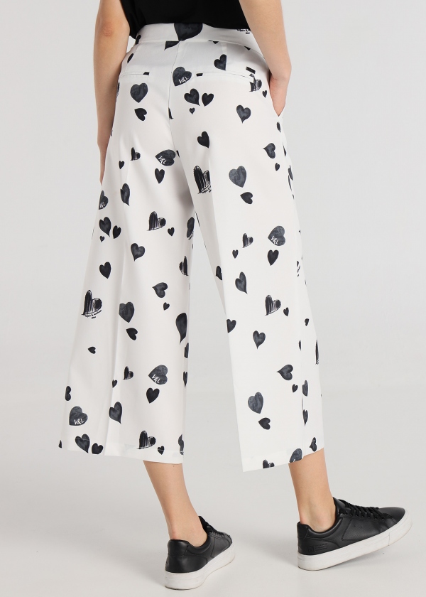 PANTALÓN CROPPED BLANCO CORAZONES NEGROS PANTALÓN CROPPED BLANCO CORAZONES NEGROS