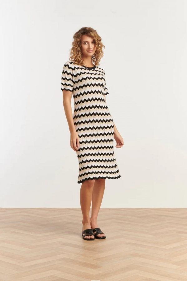 VESTIDO CORTO DE PUNTO ZIG ZAG VESTIDO CORTO DE PUNTO ZIG ZAG