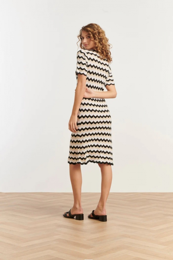 VESTIDO CORTO DE PUNTO ZIG ZAG VESTIDO CORTO DE PUNTO ZIG ZAG