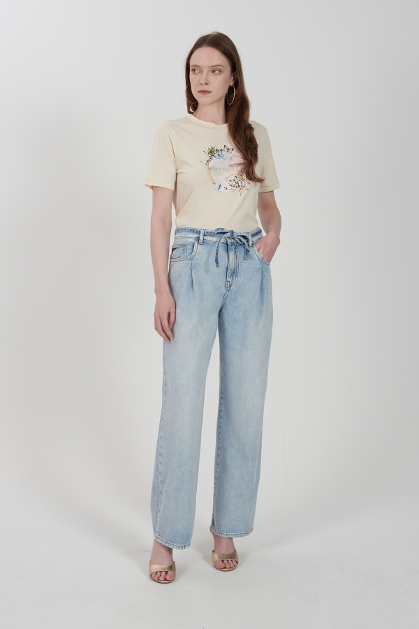 CAMISETA BEIGE MARIPOSAS CON PEDRERÍA CAMISETA BEIGE MARIPOSAS CON PEDRERÍA