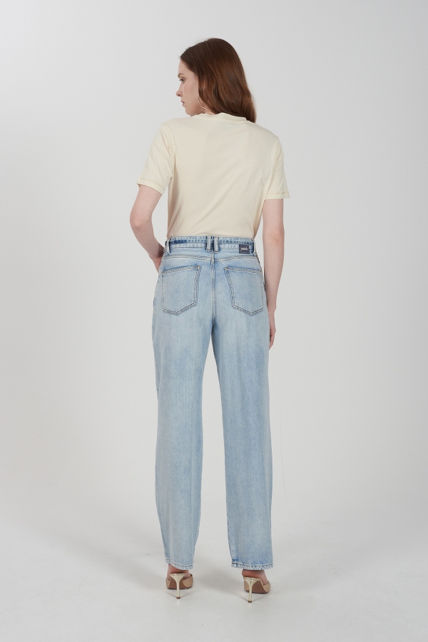 CAMISETA BEIGE MARIPOSAS CON PEDRERÍA CAMISETA BEIGE MARIPOSAS CON PEDRERÍA