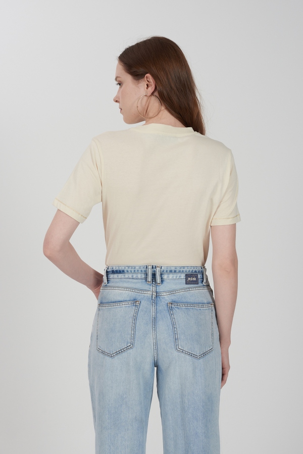 CAMISETA BEIGE MARIPOSAS CON PEDRERÍA CAMISETA BEIGE MARIPOSAS CON PEDRERÍA