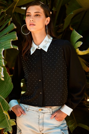 CAMISA NEGRA CON PEDRERÍA