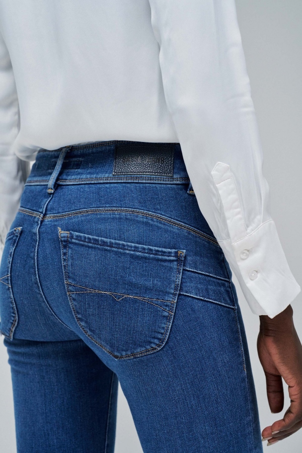 JEANS SECRET PUSH IN BOOTCUT 2