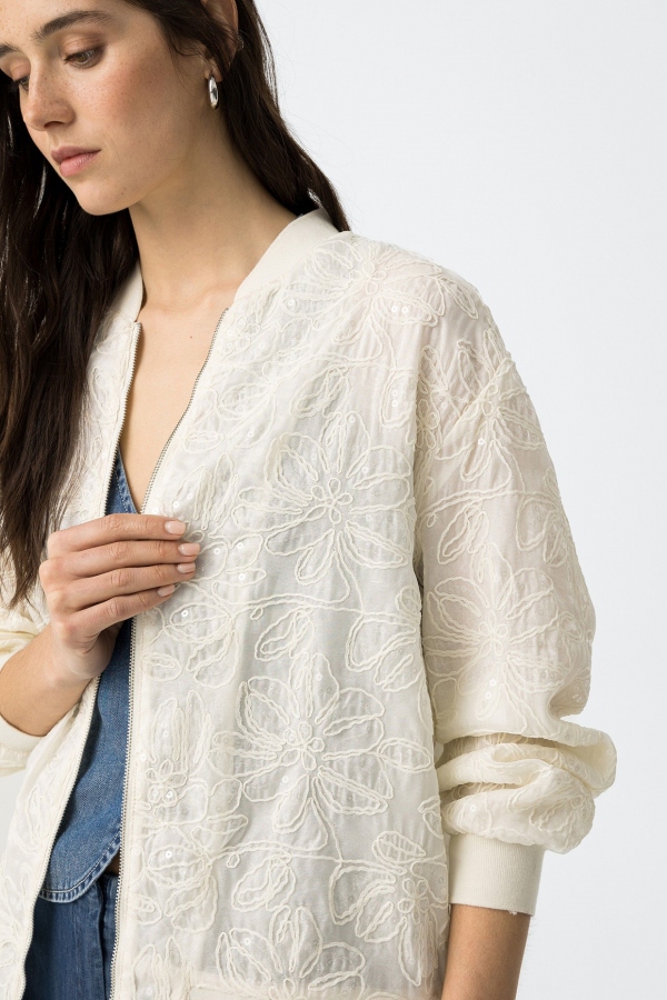 BOMBER BEIGE BORDADO FLORAL 2