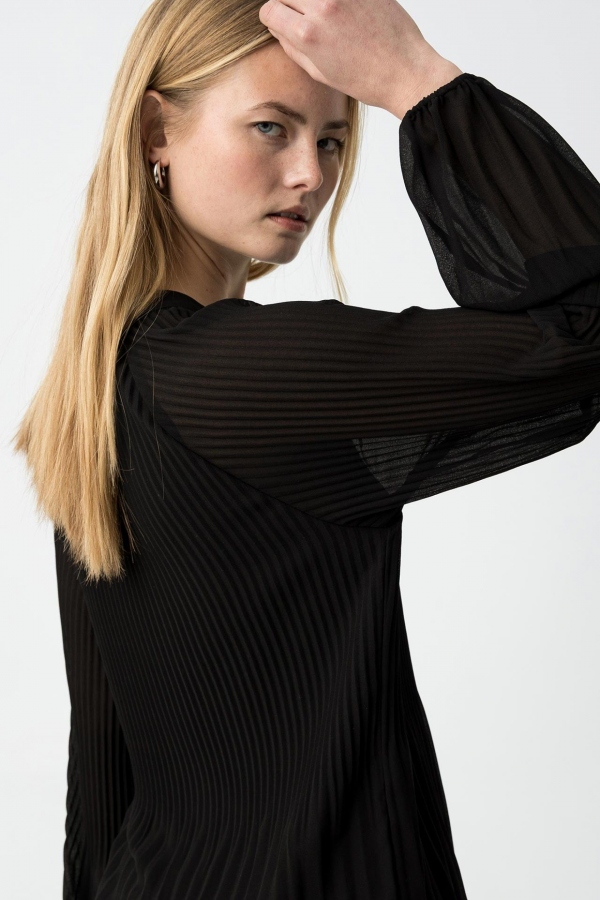 BLUSA PLISADA NEGRA