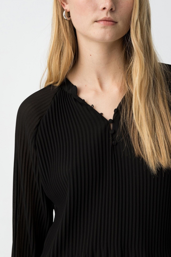 BLUSA PLISADA NEGRA
