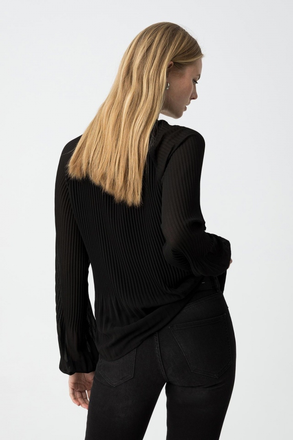 BLUSA PLISADA NEGRA