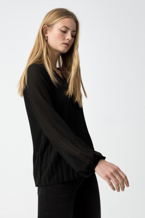 BLUSA PLISADA NEGRA 2