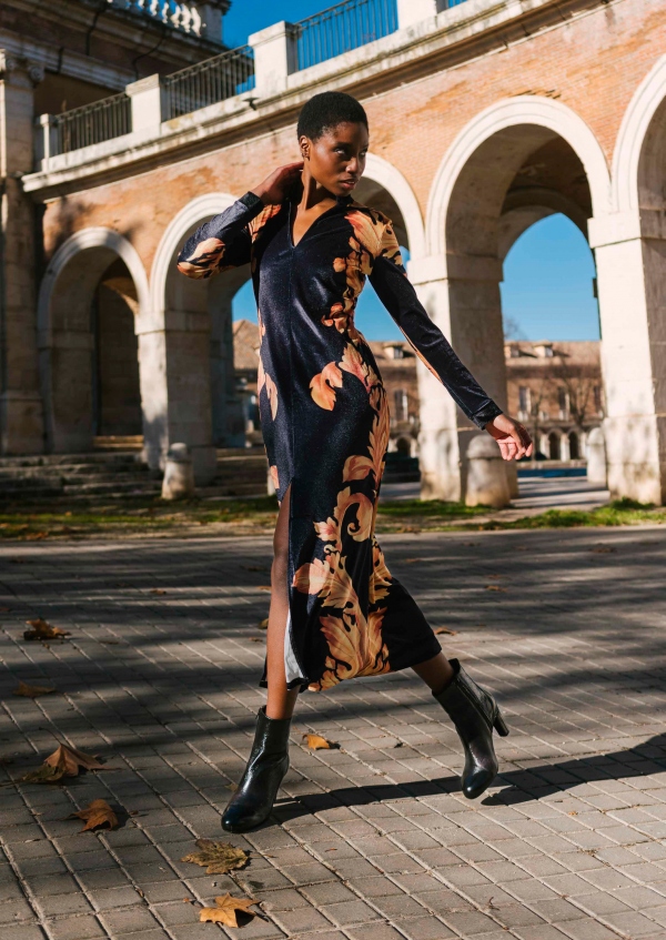 VESTIDO MIDI NEGRO DAMASCO