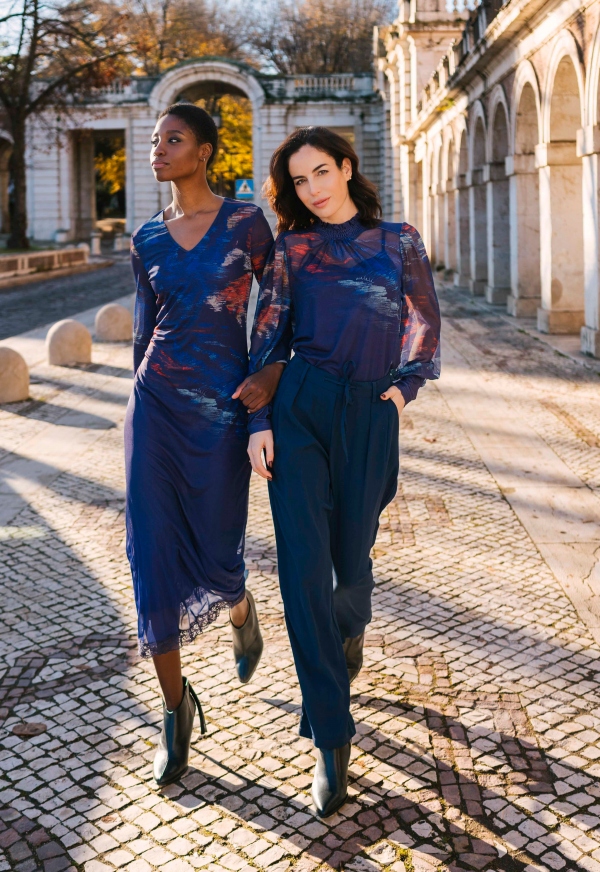 BLUSA AZUL PINCELADAS