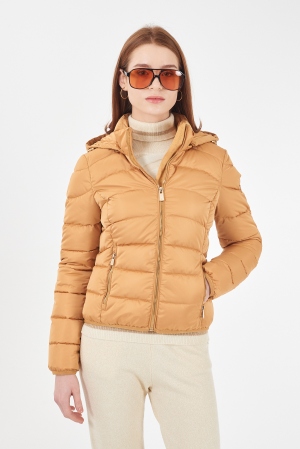 ABRIGO CORTO ACOLCHADO OCRE