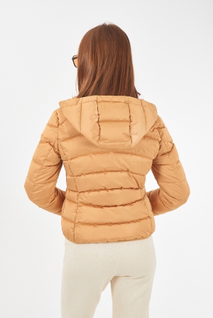 ABRIGO CORTO ACOLCHADO OCRE 2