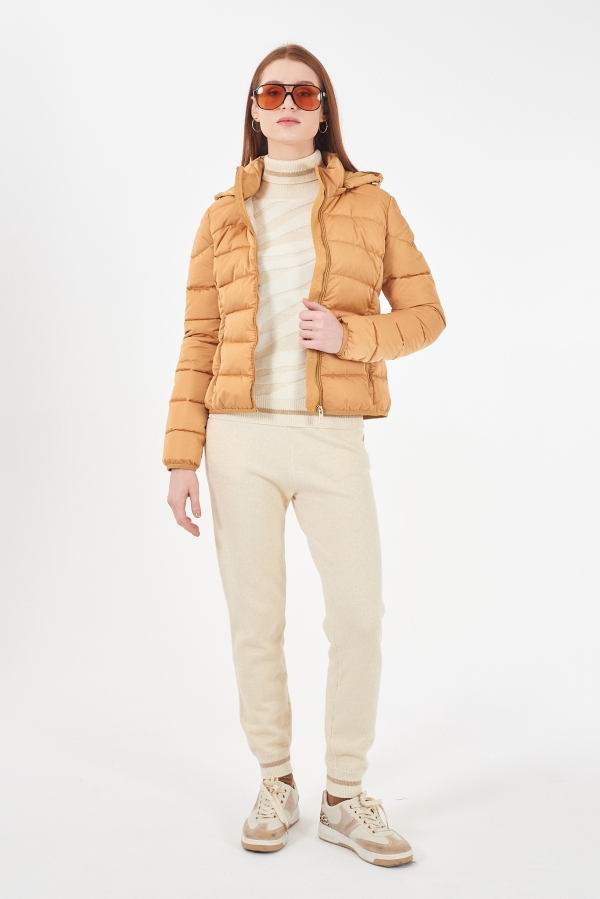 ABRIGO CORTO ACOLCHADO OCRE