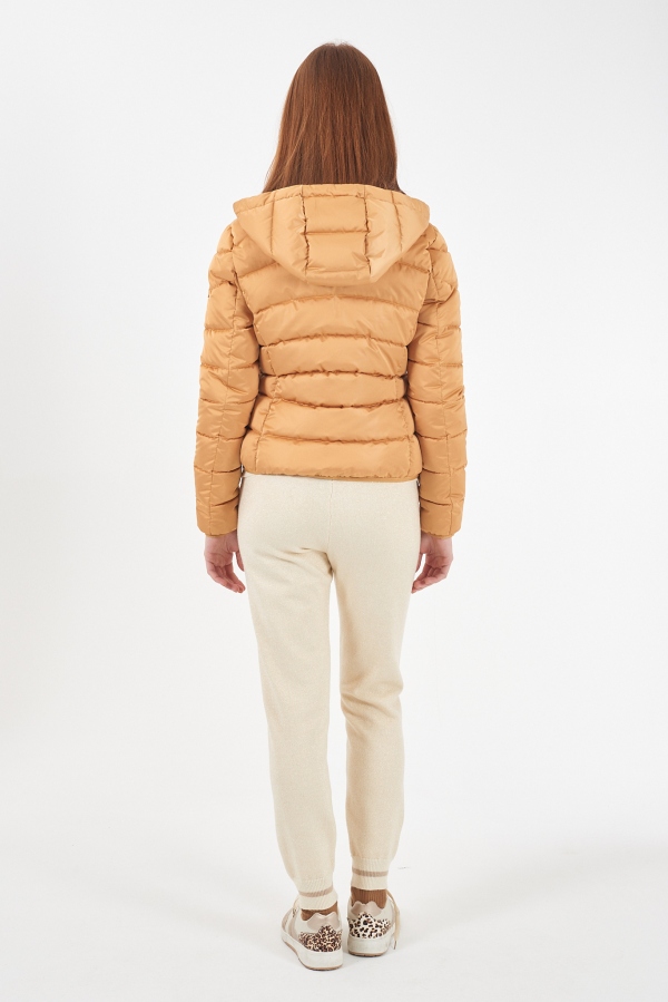 ABRIGO CORTO ACOLCHADO OCRE