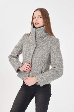 CHAQUETA CUELLO ALTO GRIS