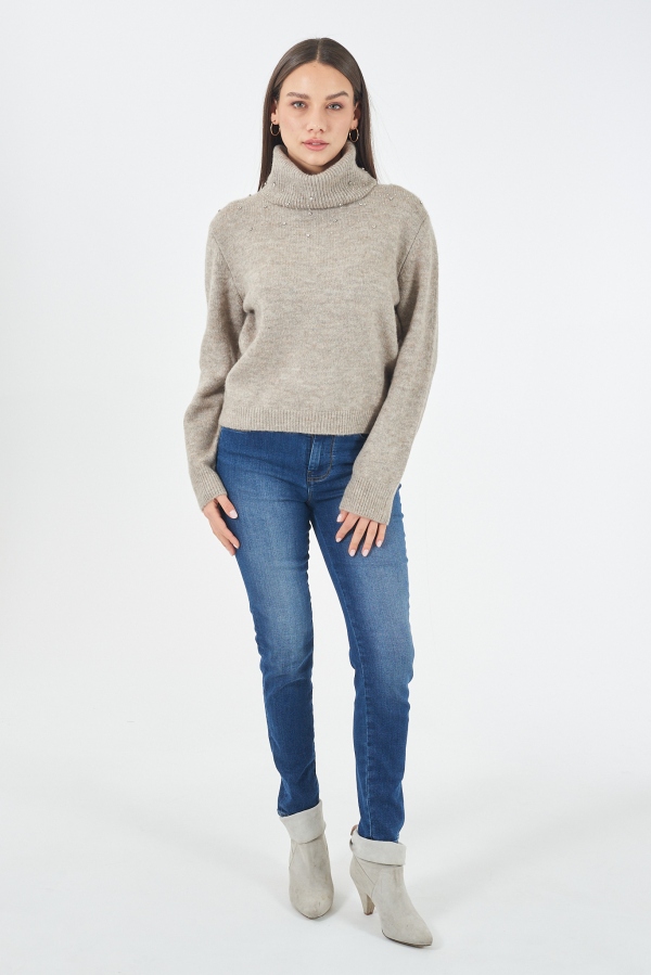 SUÉTER CUELLO ALTO TÓRTOLA CON PEDRERÍA