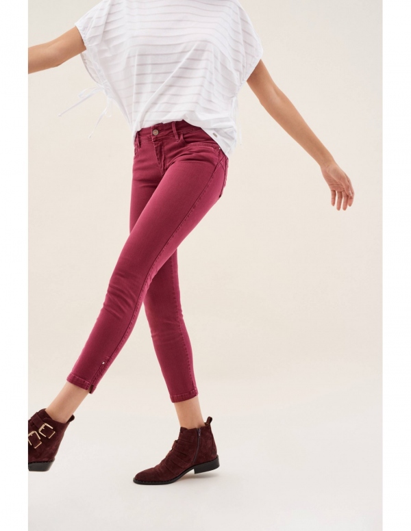 JEANS PUSH UP WONDER CAPRI BURDEOS