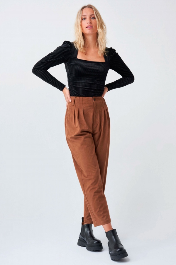 CAMISETA ESCOTE CUADRADO NEGRA 2