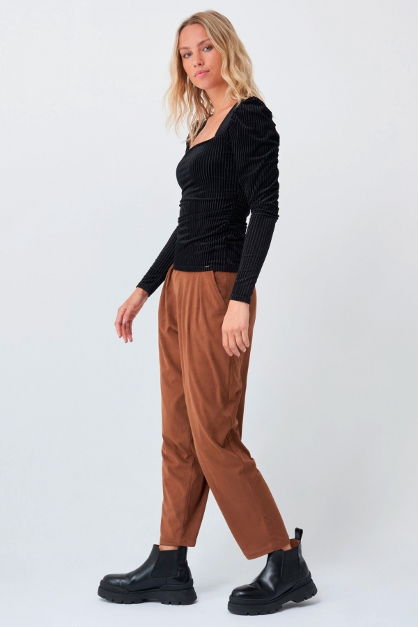 CAMISETA ESCOTE CUADRADO NEGRA