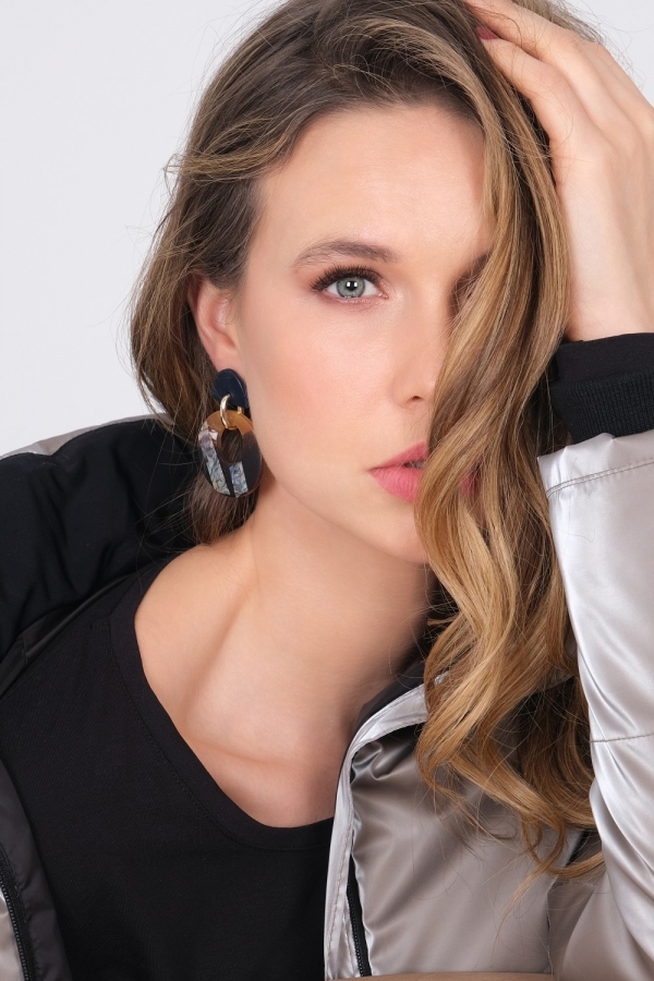 PARKA ACOLCHADA CON CAPUCHA TAUPE BRILLO