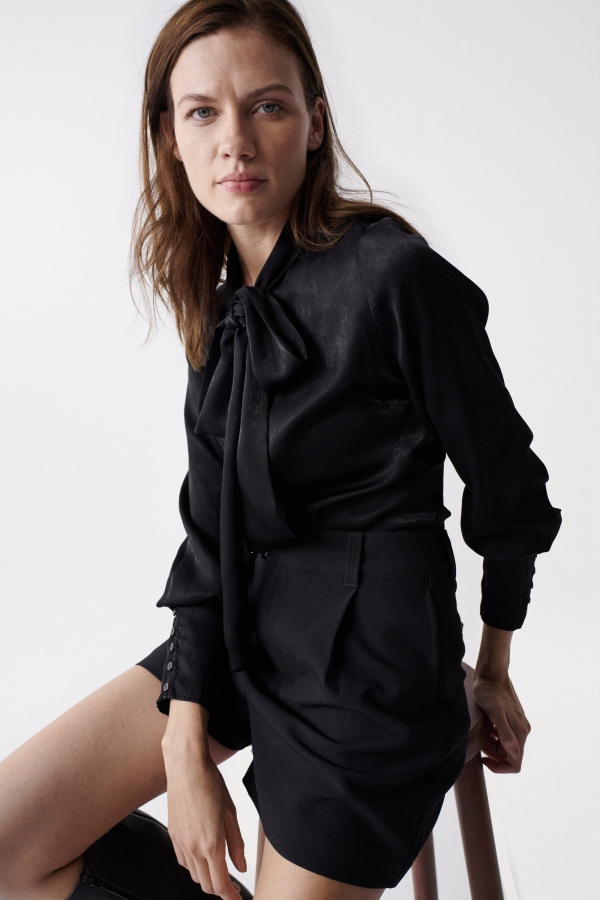 CAMISA NEGRA EFECTO RELIEVE 2