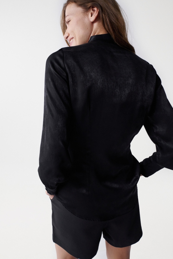 CAMISA NEGRA EFECTO RELIEVE