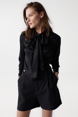 CAMISA NEGRA EFECTO RELIEVE