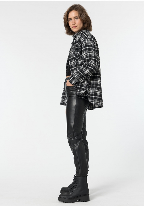 PANTALÓN MOM EFECTO PIEL NEGRO