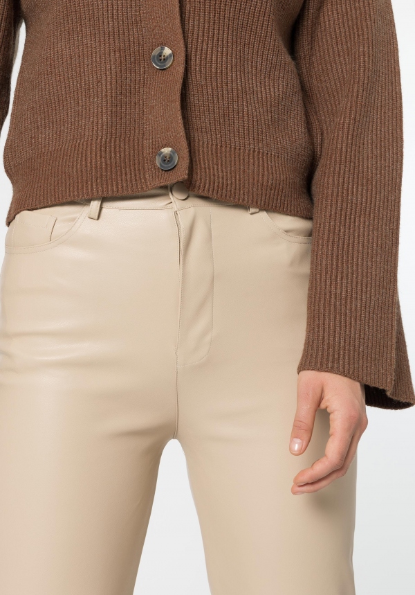 PANTALÓN MOM EFECTO PIEL BEIGE PANTALÓN MOM EFECTO PIEL BEIGE
