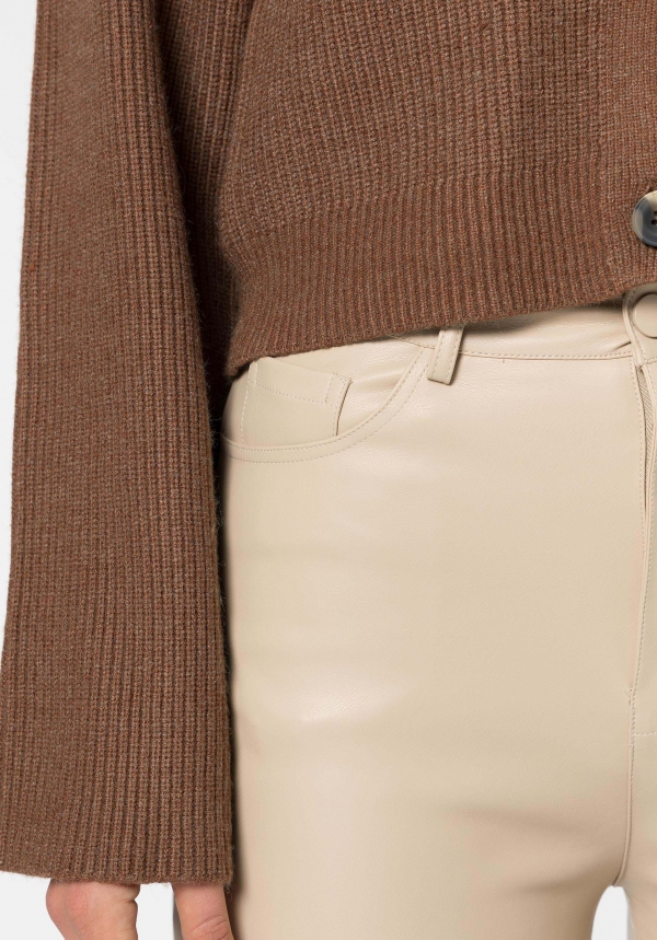 PANTALÓN MOM EFECTO PIEL BEIGE PANTALÓN MOM EFECTO PIEL BEIGE