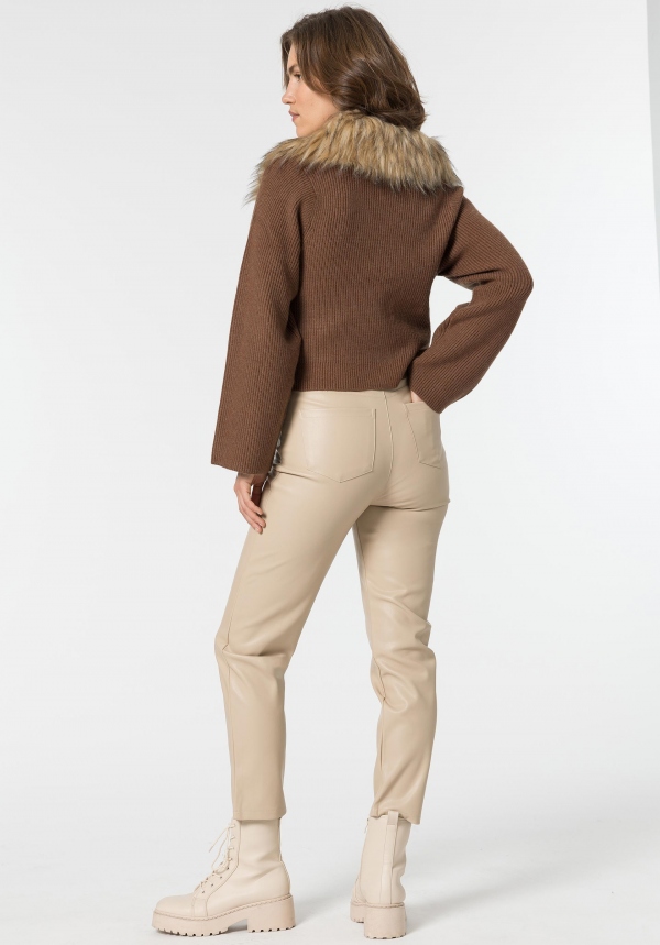 PANTALÓN MOM EFECTO PIEL BEIGE PANTALÓN MOM EFECTO PIEL BEIGE