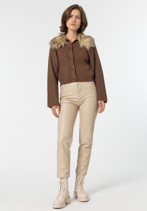 PANTALÓN MOM EFECTO PIEL BEIGE