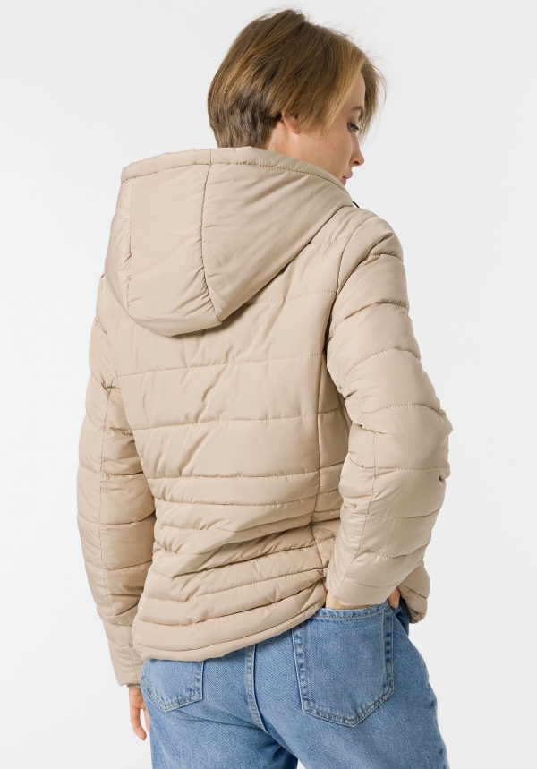 CHAQUETA BEIGE ACOLCHADA CON CAPUCHA CHAQUETA BEIGE ACOLCHADA CON CAPUCHA