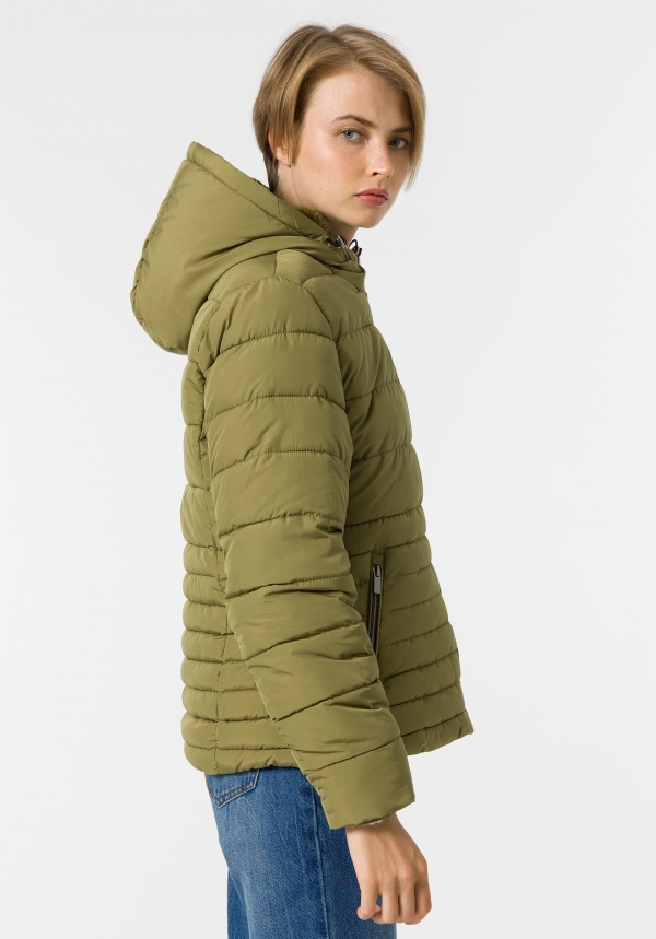 CHAQUETA VERDE ACOLCHADA CON CAPUCHA CHAQUETA VERDE ACOLCHADA CON CAPUCHA