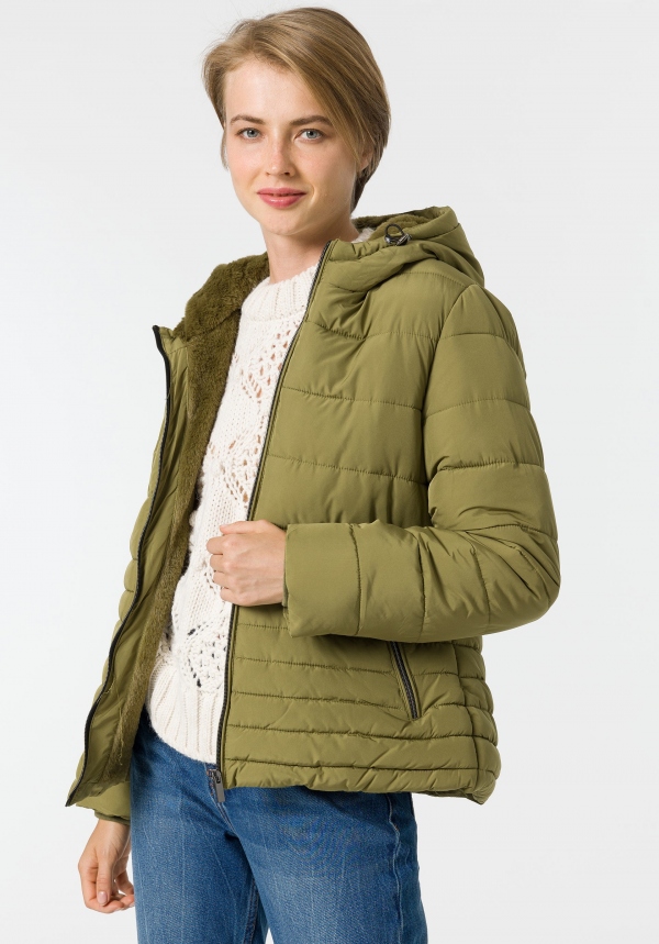 CHAQUETA VERDE ACOLCHADA CON CAPUCHA CHAQUETA VERDE ACOLCHADA CON CAPUCHA